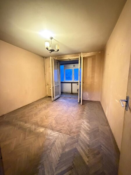 Titan, la 5 minute metrou Costin Georgian,  pe intrarea Muncii, bloc 1977,