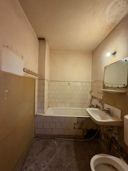 Titan, la 5 minute metrou Costin Georgian,  pe intrarea Muncii, bloc 1977,