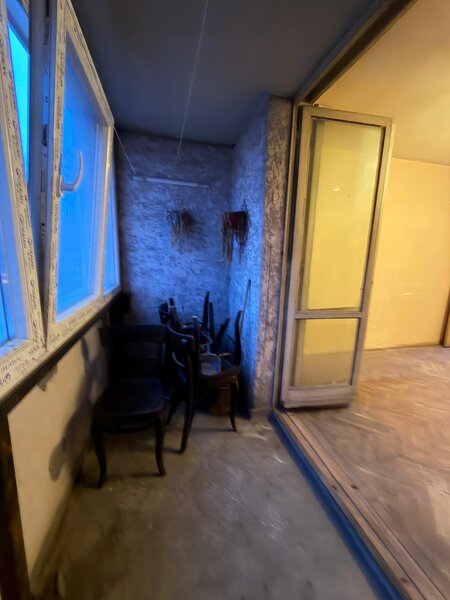 Titan, la 5 minute metrou Costin Georgian,  pe intrarea Muncii, bloc 1977,