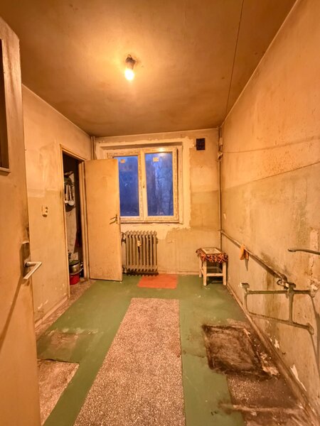 Titan, la 5 minute metrou Costin Georgian,  pe intrarea Muncii, bloc 1977,