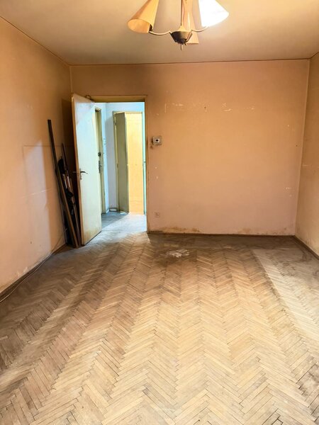 Titan, la 5 minute metrou Costin Georgian,  pe intrarea Muncii, bloc 1977,