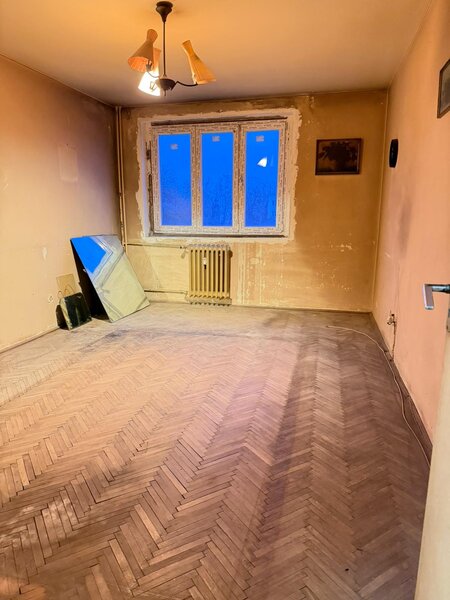 Titan, la 5 minute metrou Costin Georgian,  pe intrarea Muncii, bloc 1977,