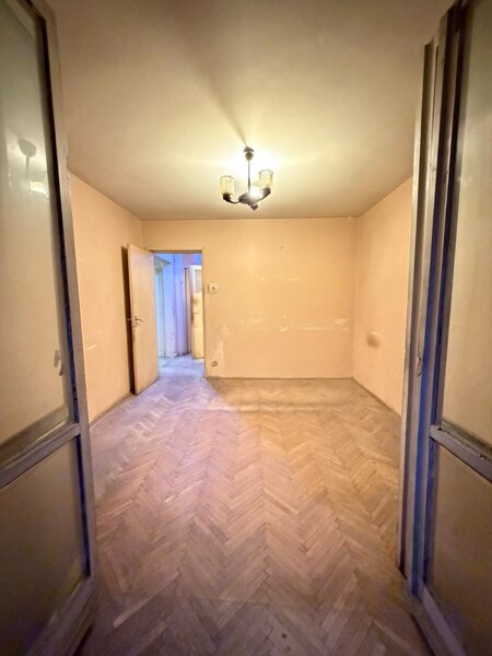 Titan, la 5 minute metrou Costin Georgian,  pe intrarea Muncii, bloc 1977,