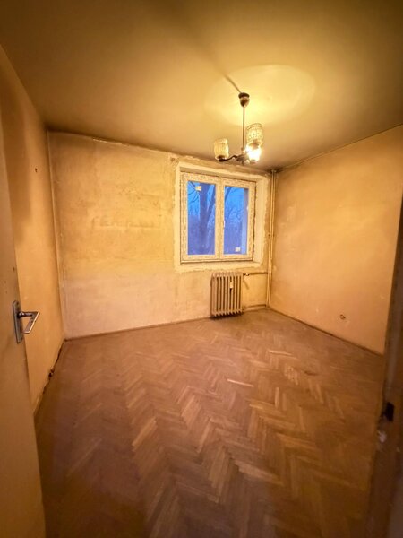 Titan, la 5 minute metrou Costin Georgian,  pe intrarea Muncii, bloc 1977,