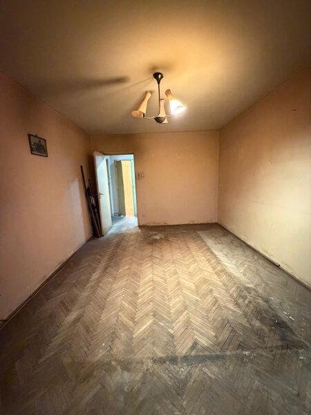 Titan, la 5 minute metrou Costin Georgian,  pe intrarea Muncii, bloc 1977,