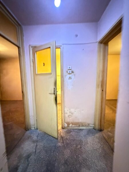 Titan, la 5 minute metrou Costin Georgian,  pe intrarea Muncii, bloc 1977,