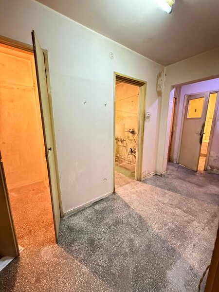 Titan, la 5 minute metrou Costin Georgian,  pe intrarea Muncii, bloc 1977,